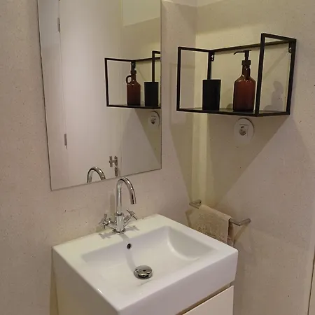 Charming & Sunny In Historic Lejlighed *