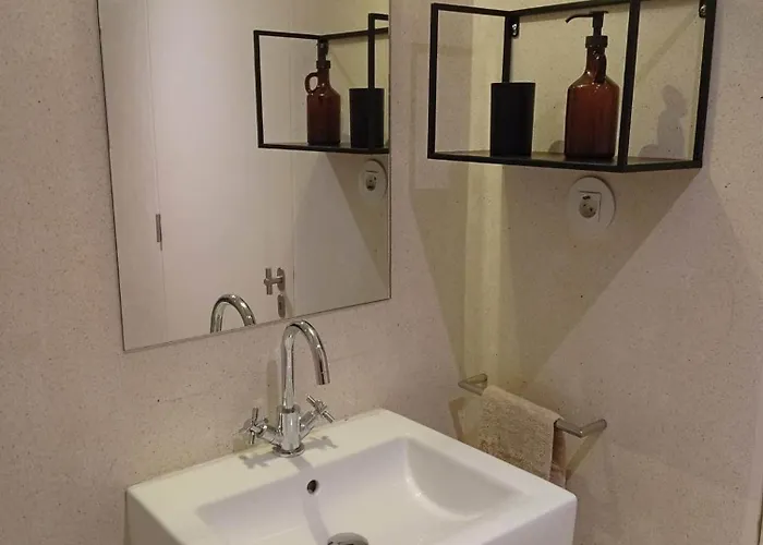 Charming & Sunny In Historic *