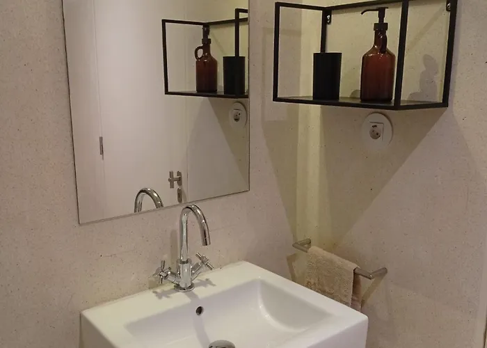 Charming & Sunny In Historic Apartment *