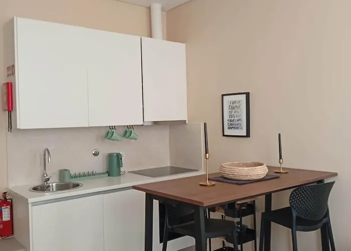 Charming & Sunny In Historic Apartment *