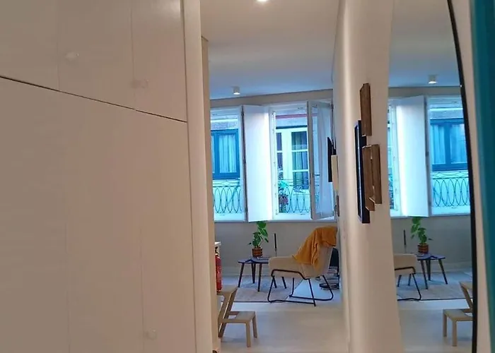 Charming & Sunny In Historic Apartment *