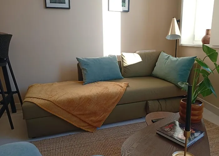 Charming & Sunny In Historic *